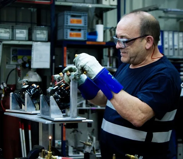 Operarios montando equipos en la línea de producción de Bergstrom