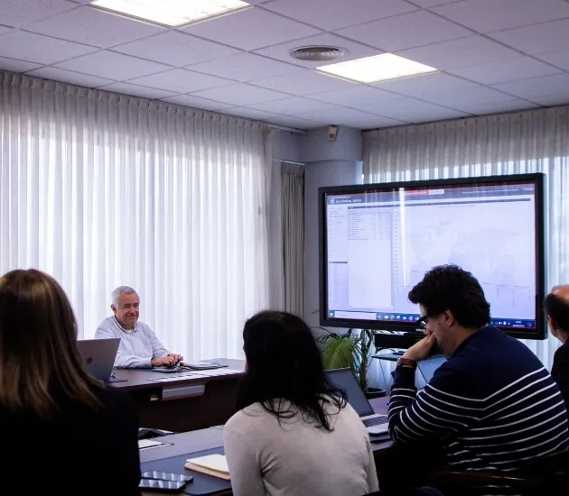 Técnico ensamblando componentes de climatización