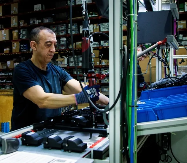 Técnico trabajando en el banco de montaje