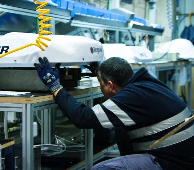 Montaje de un equipo de techo en la planta de Bergstrom